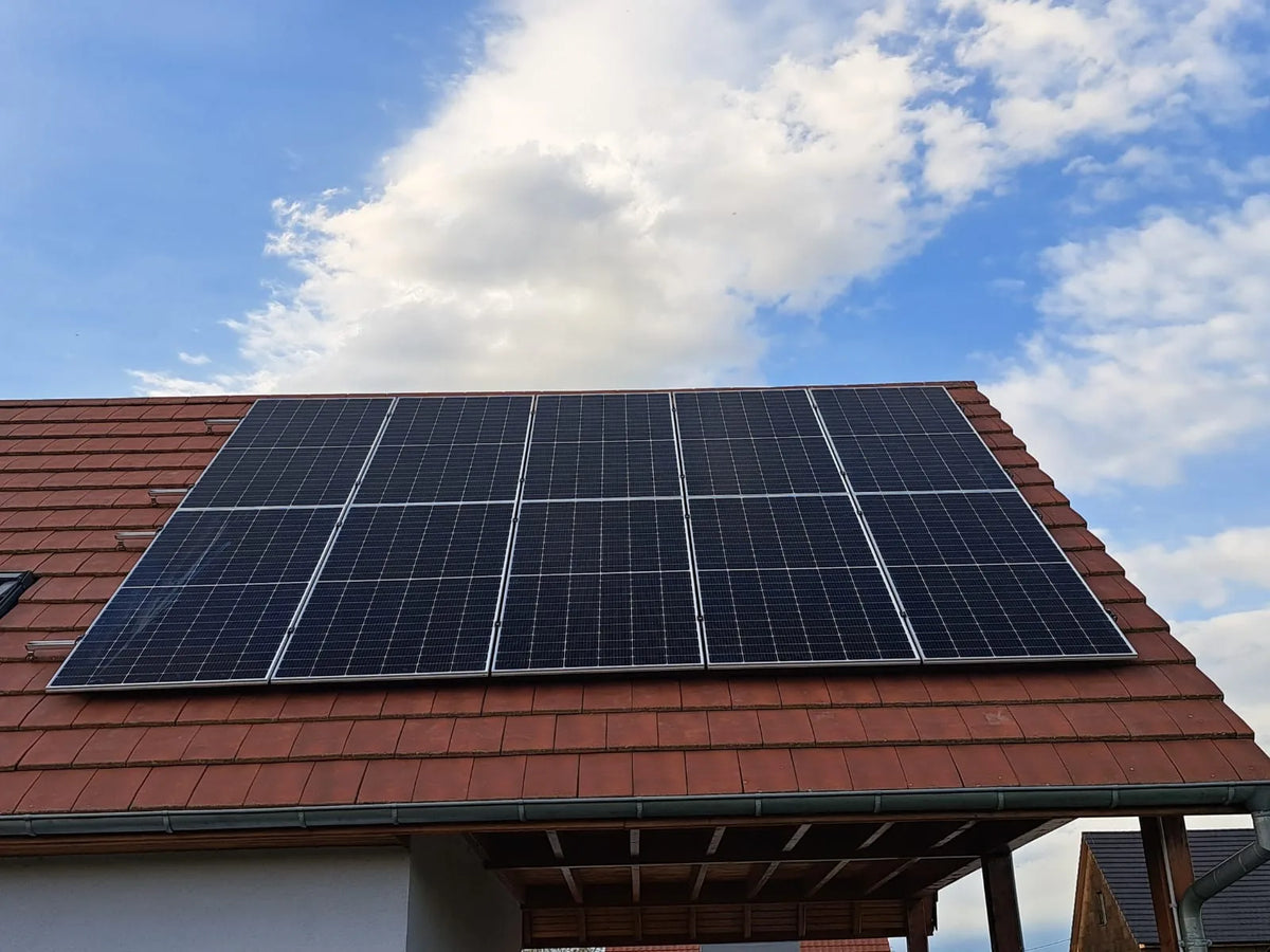 Panneaux solaires sur toit en tuiles, installation réalisée chez un client Makeitsolar